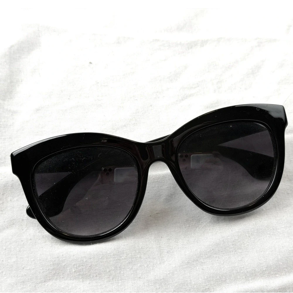 Tahari Womens Black Cat Eye Sunglasses Grey Snakeskin Temple Excellent Condition